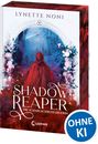 "Lynette Noni", "Shadow Reaper: Die scharlachrote Jägerin", "Ohne KI". Eine Figur in rotem Umhang vor mystischem Wald und Blumen.