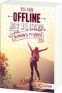 „Jessi Kirby: OFFLINE IST ES NASS, wenn's regnet.“ Eine Person jubelt auf einem Berggipfel im Sonnenlicht.