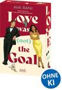 Ava Rani: "Love was (not) the Goal". Ein Mann im Anzug und eine Frau im gelben Kleid lehnen lächelnd.