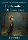 "Stolz, Herz und Dornen". Eine Frau mit lockigem Haar steht in einem Wald, den Kopf leicht nach oben gerichtet.