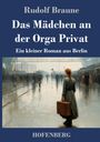 Text: "Rudolf Braune, Das Mädchen an der Orga Privat, Ein kleiner Roman aus Berlin, HOFENBERG." Eine Frau am Bahnhof mit Koffer.