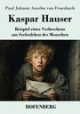 „Paul Johann Anselm von Feuerbach. Kaspar Hauser. Beispiel eines Verbrechens am Seelenleben des Menschen. HOFENBERG.“ Ein Junge mit blondem Lockenkopf hält einen Brief, sein Gesicht ist überrascht.