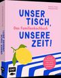 "Unser Tisch, unsere Zeit! Das Familienkochbuch" steht in Blau und Rot auf Rosa. Zitronenillustration und blaue Streifen.