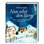 „Nun sehet den Stern“, winterliche Dorfkulisse mit schneebedeckten Häusern vor einem sternklaren Himmel.