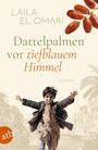 "Dattelpalmem vor tiefblauem Himmel." Ein Junge läuft mit ausgebreiteten Armen, im Hintergrund Palmen und Gebäude.