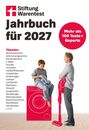 "Stiftung Warentest Jahrbuch für 2027" mit Themenliste und dem Hinweis auf "Mehr als 100 Tests + Reports". Junge und Mann stehen.