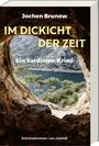 "Jochen Brunow, IM DICHTICHT DER ZEIT, Ein Sardinien-Krimi" auf Höhlenausblick, Meer mit Fels und Bäumen.
