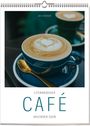 Titel: „LITERARISCHER CAFÉ KALENDER 2028“. Bild: Cappuccino in blauer Tasse mit Herz-Latte Art, goldener Löffel.