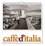 "Toni Anzenberger ars vivendi 2028, caffè d'italia." Eine Terrasse mit Menschen, die Kaffee trinken, im Hintergrund eine Stadtansicht.