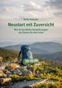 Oben: Emily Haeusler – Neustart mit Zuversicht. Unten: Rucksack auf einem Bergplateau; Horizont mit Hügeln.