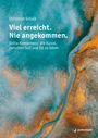 Text: "Christoph Schalk, Viel erreicht. Nie angekommen. Delta-Kompetenz: Die Kunst, zwischen Soll und Ist zu leben." 

Hintergrund: Abstraktes Muster in Blau- und Ockertönen.