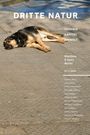 "DRITTE NATUR" ist der Haupttext. Ein Hund liegt entspannt auf einem gepflasterten Gehweg in der Sonne.