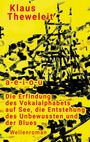 Klaus Theweleit, a-e-i-o-u, gelber Hintergrund, schwarze Pinselstriche, Text in Rot: Erfindung des Vokalalphabets und Blues.