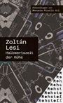 Text: "Zoltán Lesi, Halbwertszeit der Kühe". Abstrakte technische Zeichnungen mit schwarz-weißem Hintergrund.