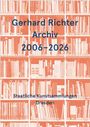 Gerhard Richter Archiv 2006–2026. Staatliche Kunstsammlungen Dresden. Hintergrund: Regale voller Bücher.