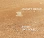 Texte: Joachim Brohm, FARBE UND GEBIET. Ein staubiger, erdiger Untergrund mit kleinen Steinen und einem weißen Fleck.