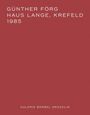 „Günther Förg, Haus Lange, Krefeld, 1985.“ Unten steht: „Galerie Bärbel Grässlin.“ Hintergrund rot.