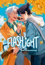"Flashlight: Unser K-Pop-Lovesong." Zwei Personen im stilisierten Manga-Stil, herbstliche Umgebung mit gelben Blättern.