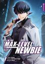 Titel: I'm the Max-Level Newbie. Ein junger Mann mit dunklem Haar hält ein Schwert, trägt einen weißen Mantel.