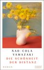 Text: "Nao-Cola Yamazaki. Die Schönheit der Distanz. Roman." Gelbe Blumen in einer weißen Vase auf rotem Tisch.