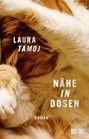 „LAURA TAMOJ“, „NÄHE IN DOSEN“, „ROMAN“, „DUMONT“. Eine schlafende Katze mit rot-weißem Fell, nahansicht.