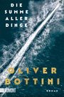 „Die Summe aller Dinge“ oben links, „Oliver Bottini“ mittig, darunter „Roman“. Darunter Dunkelblaues Wasser mit Bootspur.