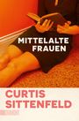 „MITTELALTE FRAUEN“, darunter „CURTIS SITTENFELD“. Eine Person in schwarzem Kleid liest ein Buch an einer orangefarbenen Wand.
