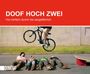 "DOOF HOCH ZWEI. Von einfach dumm bis saugefährlich." Ein Radfahrer springt über vier auf der Straße liegende Menschen.