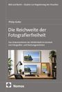 Die Reichweite der Fotografierfreiheit. Schreibtisch mit Laptop, Pflanzen und Bildern an der Wand. Nomos Logo unten.