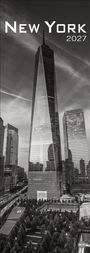 "New York 2027." Schwarz-Weiß-Fotografie des One World Trade Center mit umliegenden Gebäuden in Manhattan.