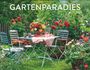 "GARTENPARADIES 2027". Ein blühender Garten mit Tisch, Stühlen und bunten Blumen.