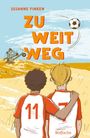 „ZU WEIT WEG“ in großen Buchstaben, zwei Jungen im Fußballtrikot schauen in eine Landschaft mit Bagger.