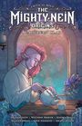 „Critical Role: The Mighty Nein Origins, Caduceus Clay“ steht vorne. Illustration mit Figur, die Tee gießt, Pflanzen umrahmen ein Fenster.