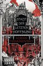 Text: "Stadt der letzten Hoffnung, Adrian Tchaikovsky." Illustration von Stadt in dramatischen Rot- und Grautönen.