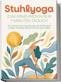 Stuhlyoga zum Abnehmen in nur 7 Minuten täglich. Illustration: Frau macht Yoga auf einem Stuhl, umgeben von Blättern.