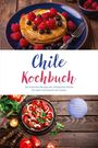 „Chile Kochbuch“ in blauer und roter Schrift, Pfannkuchen mit Beeren, Tomatensalat mit Zwiebeln und Kräutern.