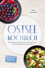 Der Titel "Ostsee Kochbuch" ist in Blau. Oben links ein Kuchen mit Blaubeeren, unten rechts ein bunter Salat auf schwarzem Teller.