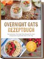 "Overnight Oats Rezeptbuch. Die leckersten Overnight Oats Rezepte für einen entspannten & gesunden Start in den Tag." Ein Holzuntergrund mit Kiwis, Mandarinen und Gläsern voller Oats.