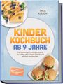 "Kinder Kochbuch ab 9 Jahre. Inkl. Outdoor-Rezepte. Teller mit Pfannkuchen und Blaubeeren, Teller mit Burgern."