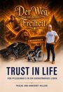 Texte: "Der Weg in deine Freiheit", "Emergency", "TRUST IN LIFE", "Pflegegrad 5", "Pascal und Annegret Hilleke". Illustration: Krieger, Löwe, Autowrack, Rollstuhl, Mann.