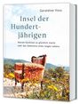 „Geraldine Voss. Insel der Hundertjährigen. Warum Sardinien so glücklich macht oder das Geheimnis eines langen Lebens.“ Ein alter Sessel vor einer Landschaft mit Hügeln und gelben Blumen.