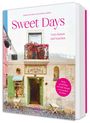 Buchtitel "Sweet Days", Untertitel "Vom Reisen und Naschen". Ein charmantes Café mit Blumen und grüner Tür.