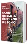 Auf der Vorderseite eines Buches steht: „32.000 Kilometer über Land bis Tokio“. Zwei Personen lächeln aus einem Zugfenster.