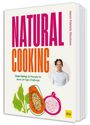 "NATURAL COOKING" in großen Buchstaben, Illustration einer Papaya, Granatapfel und grünen Blättern, Foto einer Person.