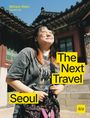 "Seoul" und "The Next Travel" in gelben Kästen. Eine Person lacht vor traditionell koreanischem Gebäude.