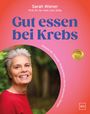 „Gut essen bei Krebs“. Sarah Wiener und Lars Selig. Frau in rotem Pullover lächelt, Hintergrund grün und verschwommen.