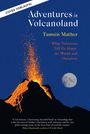 „COVER VORLÄUFIG“, „Adventures in Volcanoland“, „Tamsin Mather“, Vulkan mit Eruption, Mond im Hintergrund, blauer Himmel.