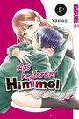 „Aus heiterem Himmel“, Yasuko. Zwei Personen umarmen sich innig, eine mit langen braunen Haaren, die andere mit blauen Haaren.