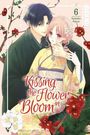 Text: "Kissing the Flower in Bloom", "6", "Samako Natsu". Illustration: Ein Paar in traditioneller japanischer Kleidung umgeben von Blumen.