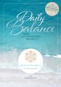 "Daily Balance - Mein Entspannungstagebuch" steht vor einem Meeresbild. Ein Kreis betont "Bleib in Balance".